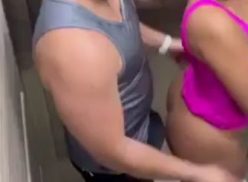 Torinha Rapidinha no Elevador com Vizinha Siliconada de Vestidinho